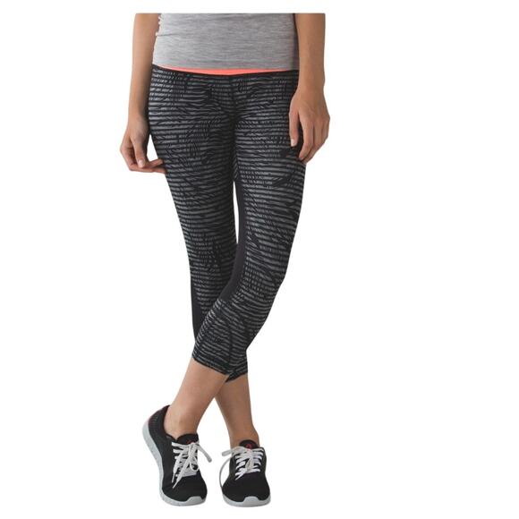 Lululemon Run Inspire Crop II, Full On Luxtreme, Black Grapefruit, Size 6 - Picture 2 of 10